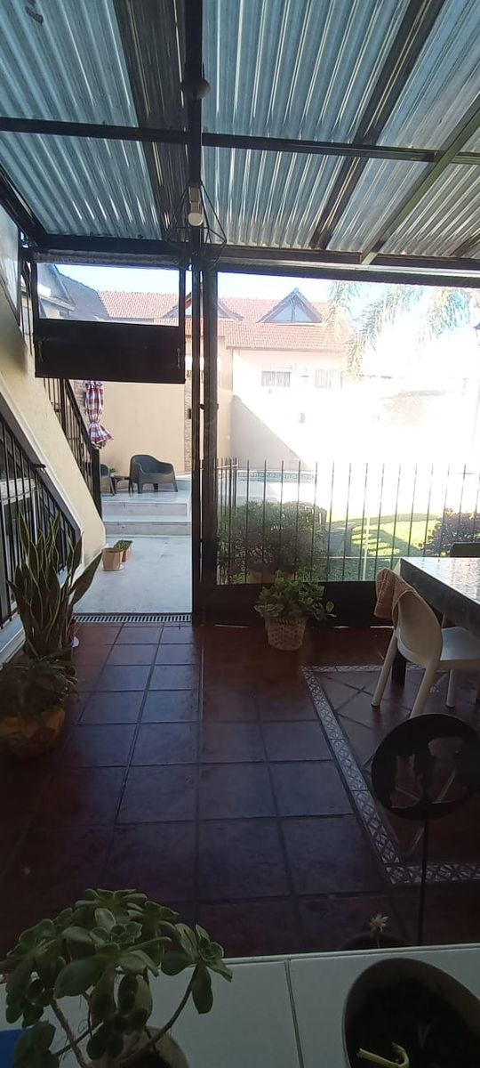 Venta de excelente casa de categoría con 4 dormitorios, piscina, quincho y cochera doble - Apta crédito - Santos Dumont al 2200 - 15