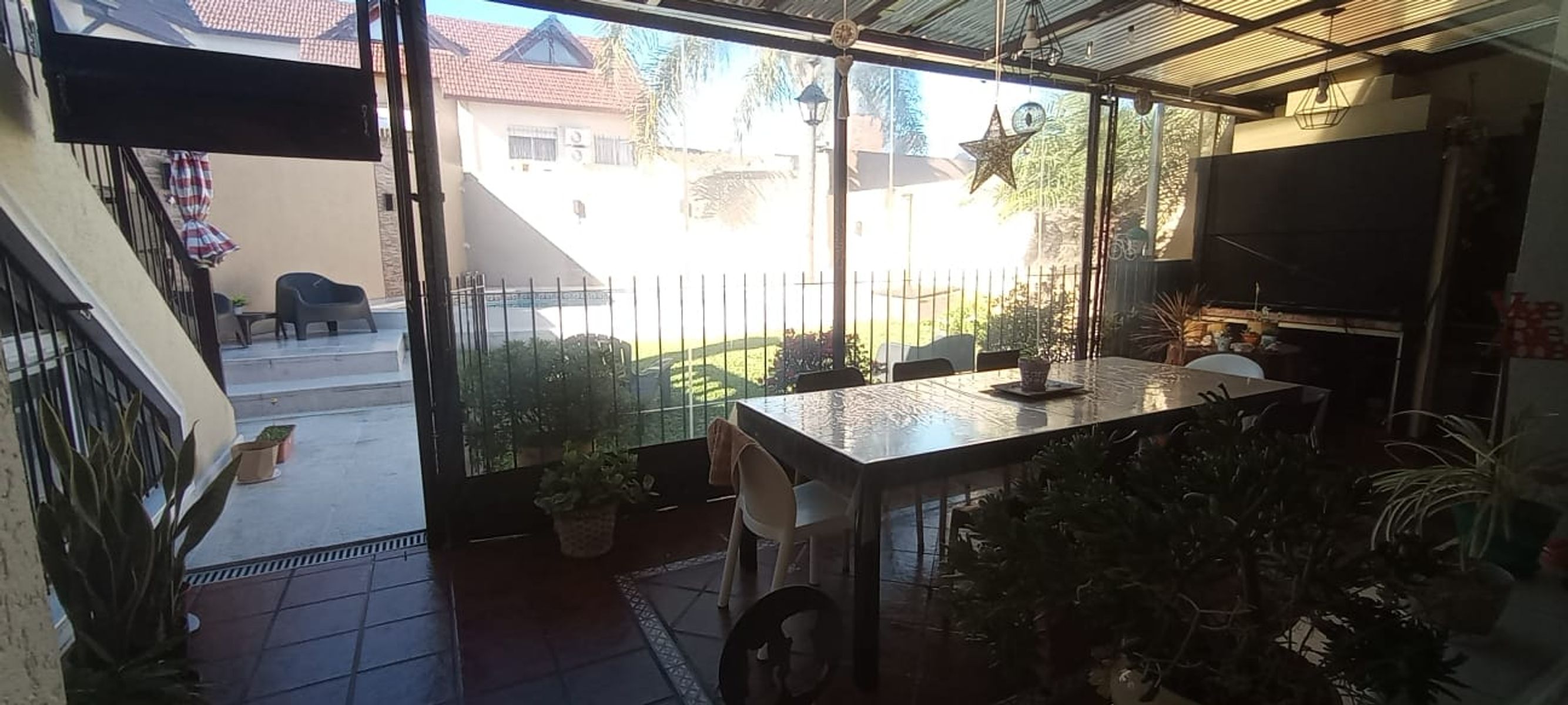 Venta de excelente casa de categoría con 4 dormitorios, piscina, quincho y cochera doble - Apta crédito - Santos Dumont al 2200 - 17