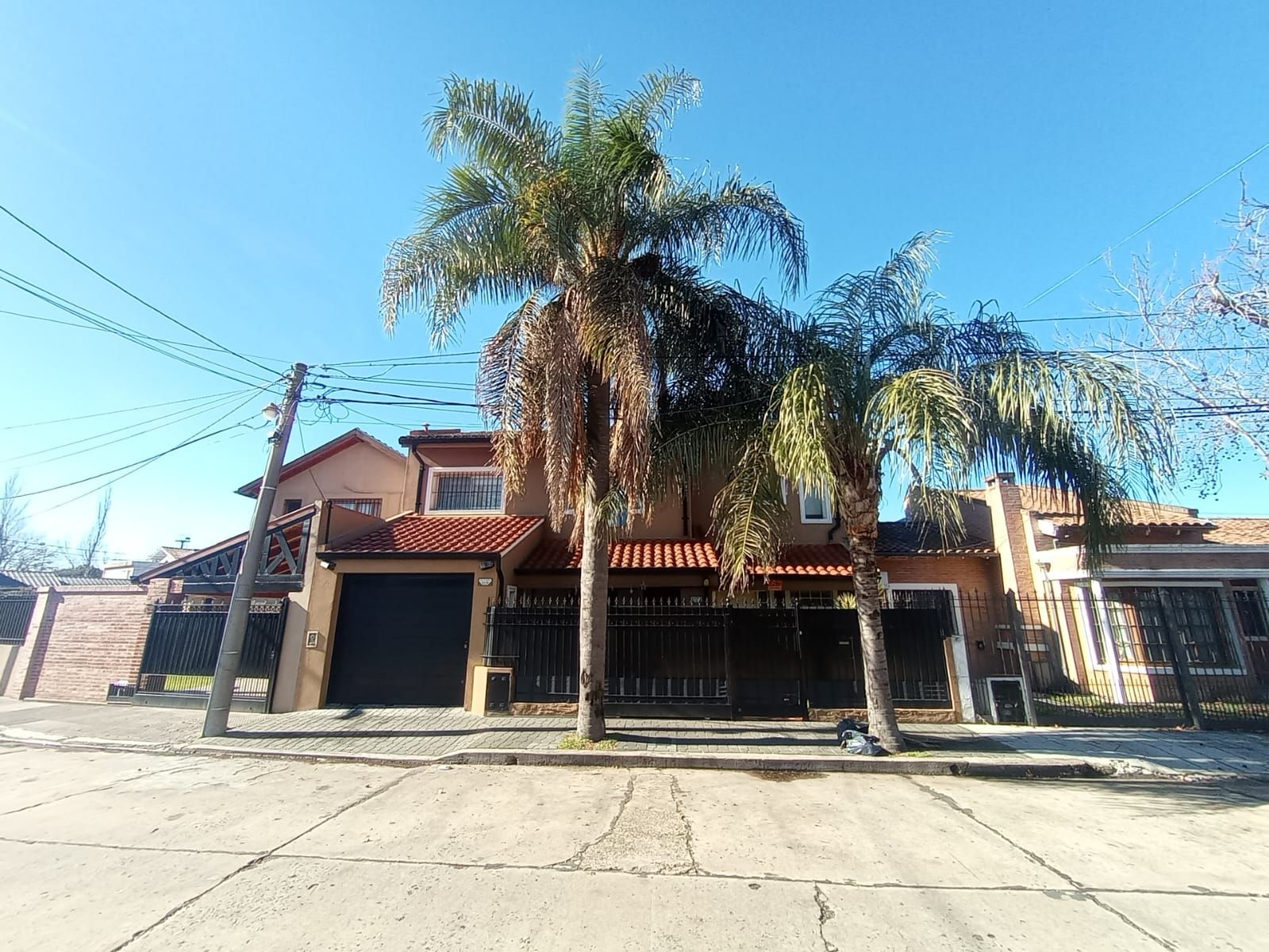Venta de excelente casa de categoría con 4 dormitorios, piscina, quincho y cochera doble - Apta crédito - Santos Dumont al 2200 - 21