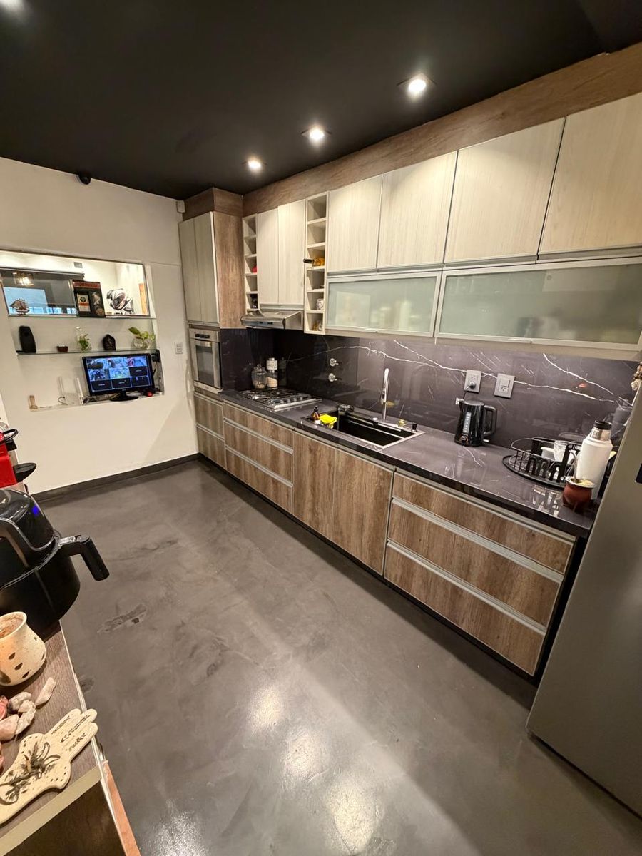 Venta de chalet reciclado a nuevo de 3 ambientes con quincho cerrado, patio y cochera - Boulevard San Martín al 2500 - 3