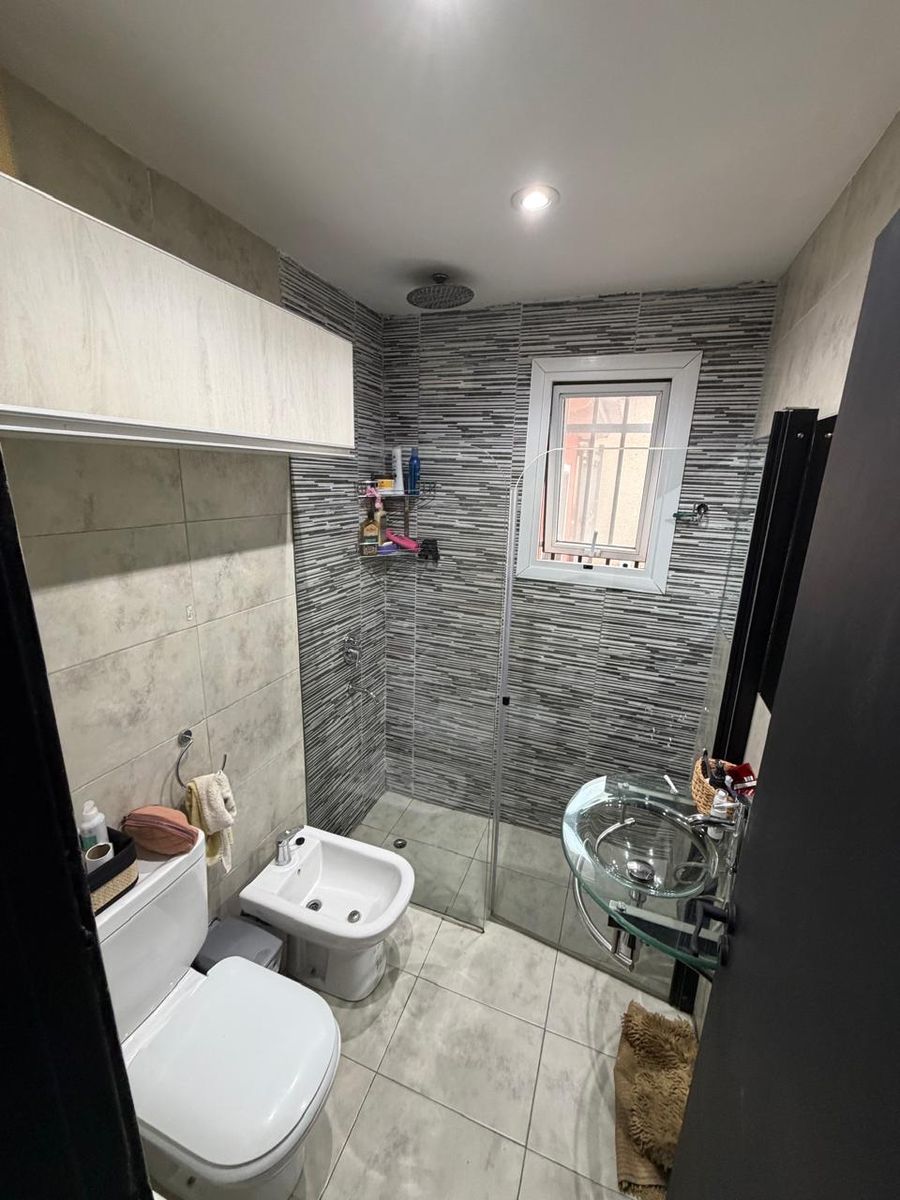 Venta de chalet reciclado a nuevo de 3 ambientes con quincho cerrado, patio y cochera - Boulevard San Martín al 2500 - 4