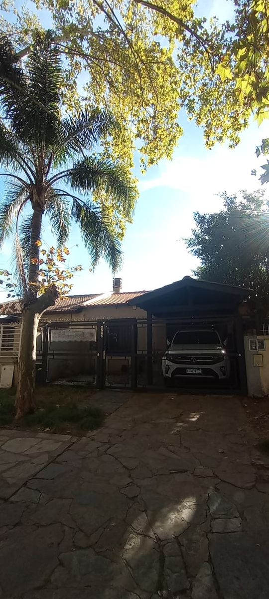 Venta de chalet reciclado a nuevo de 3 ambientes con quincho cerrado, patio y cochera - Boulevard San Martín al 2500 - 5