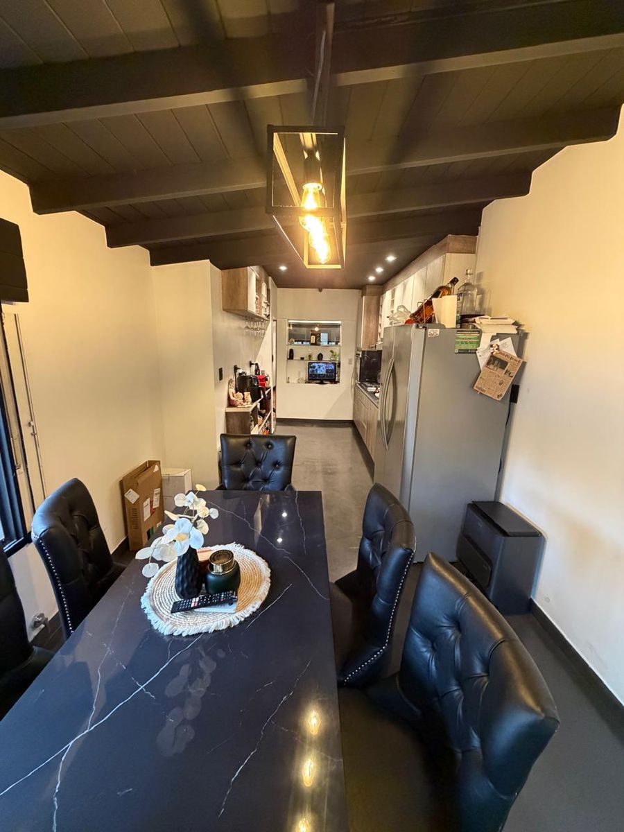 Venta de chalet reciclado a nuevo de 3 ambientes con quincho cerrado, patio y cochera - Boulevard San Martín al 2500 - 8
