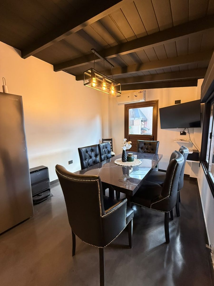 Venta de chalet reciclado a nuevo de 3 ambientes con quincho cerrado, patio y cochera - Boulevard San Martín al 2500