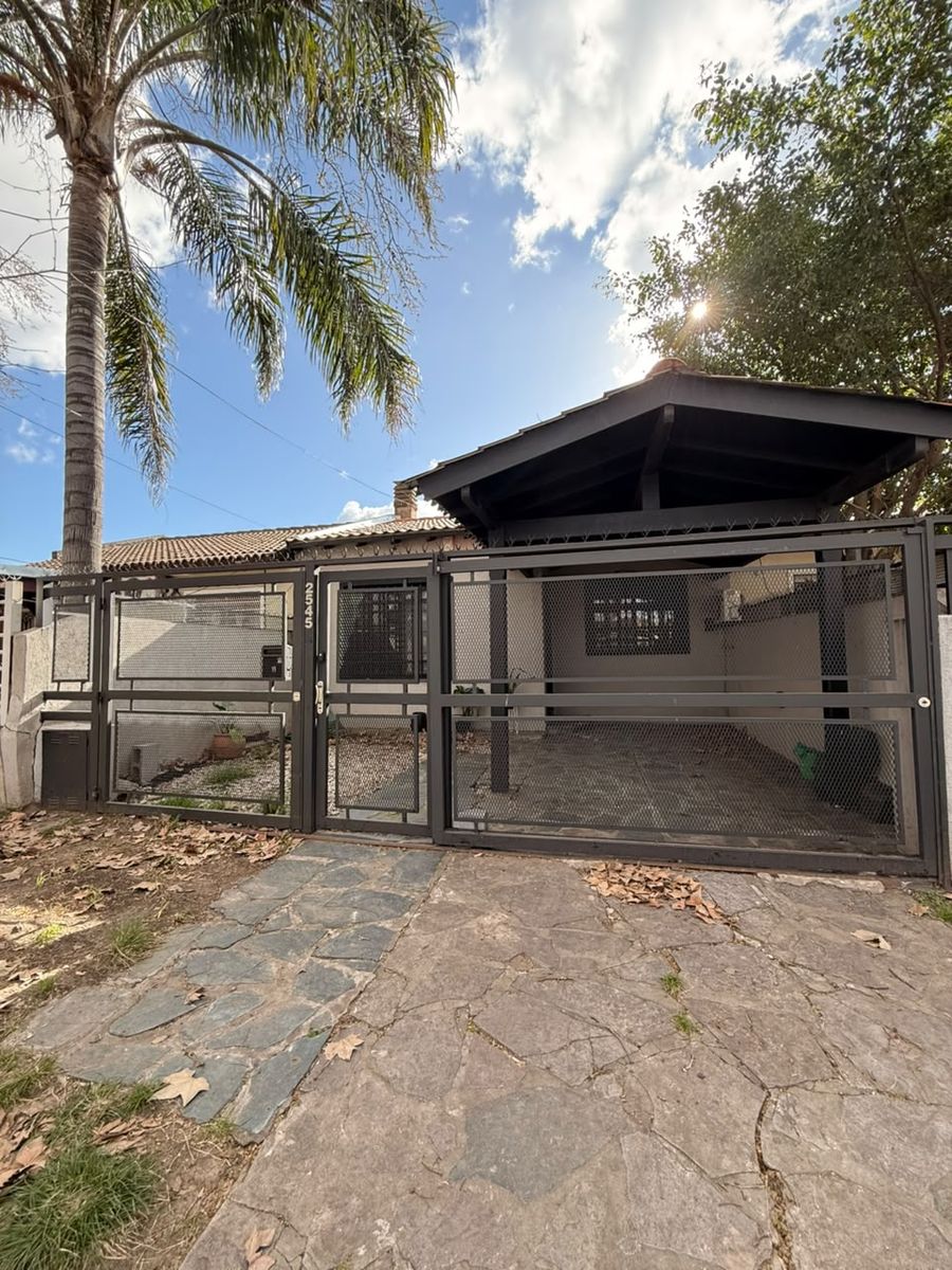 Venta de chalet reciclado a nuevo de 3 ambientes con quincho cerrado, patio y cochera - Boulevard San Martín al 2500 — foto 3