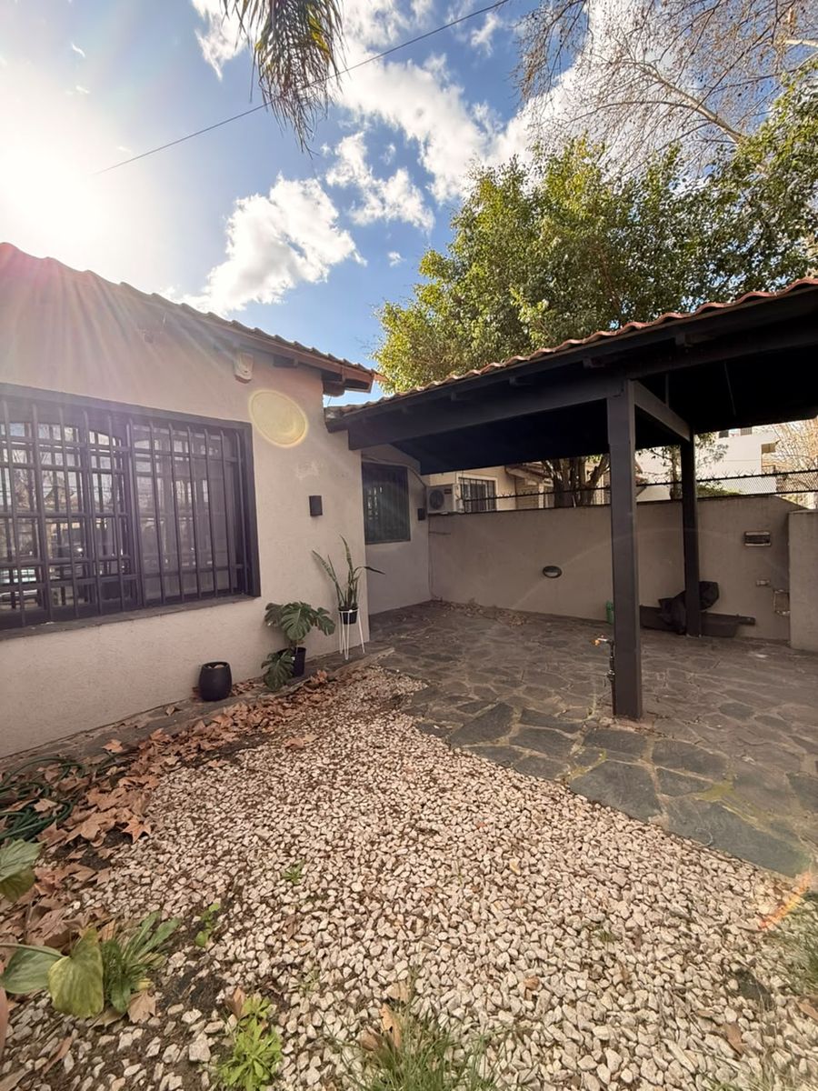 Venta de chalet reciclado a nuevo de 3 ambientes con quincho cerrado, patio y cochera - Boulevard San Martín al 2500 — foto 4