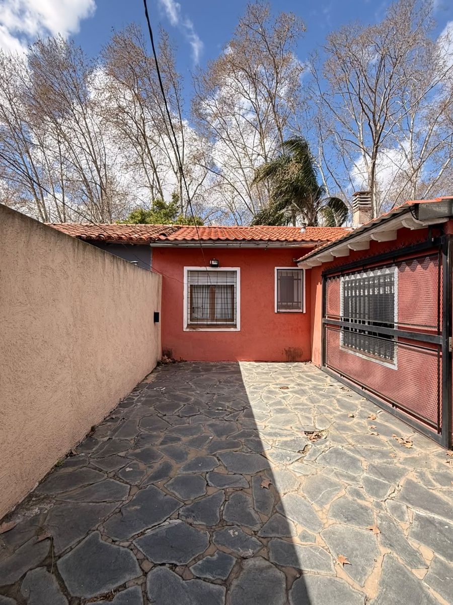Venta de chalet reciclado a nuevo de 3 ambientes con quincho cerrado, patio y cochera - Boulevard San Martín al 2500 — foto 6