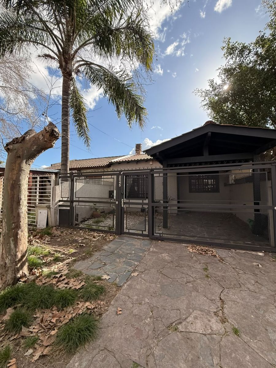 Venta de chalet reciclado a nuevo de 3 ambientes con quincho cerrado, patio y cochera - Boulevard San Martín al 2500 — foto 13
