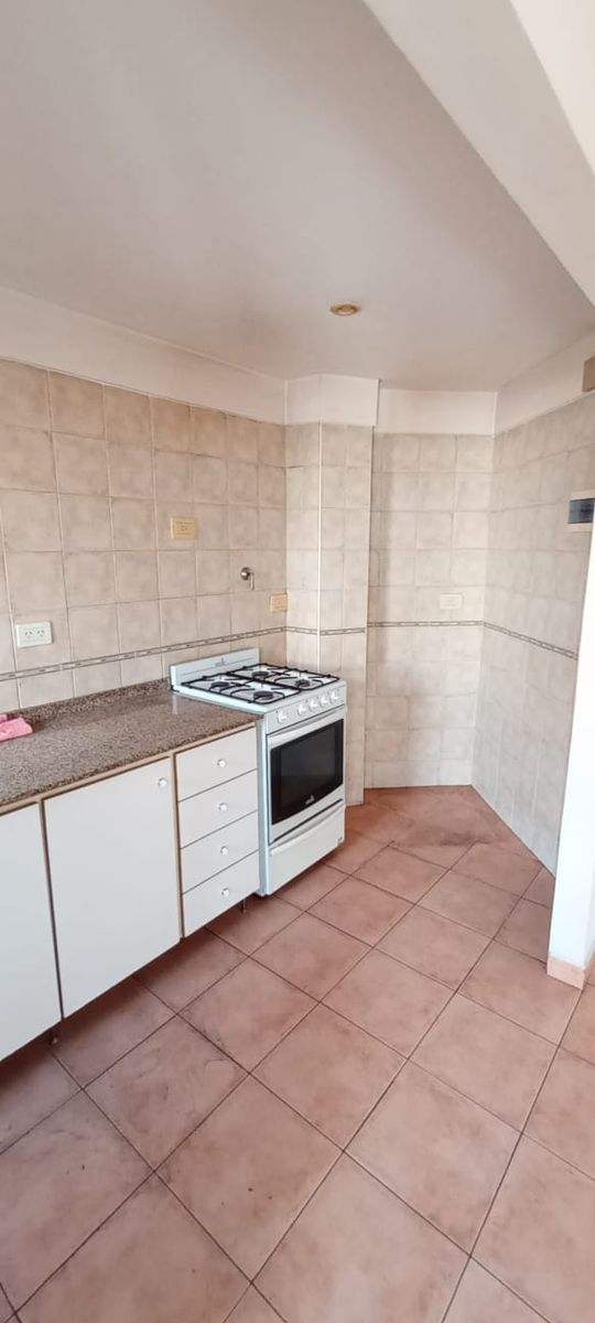 Venta de departamento al frente con cochera en ubicación estratégica - 2