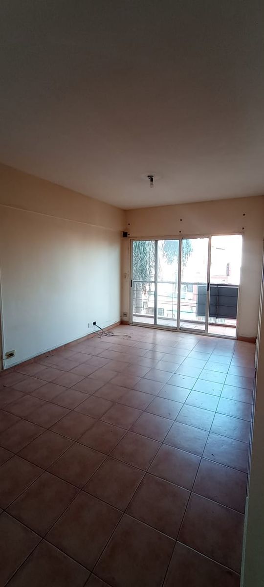 Venta de departamento al frente con cochera en ubicación estratégica - 4