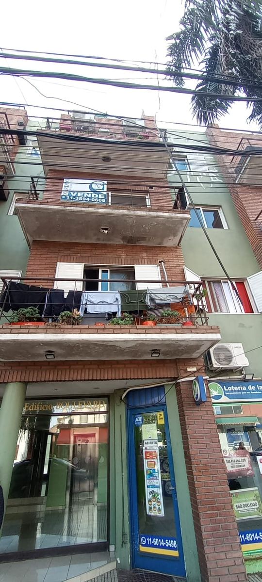 Venta de departamento al frente con cochera en ubicación estratégica - 7