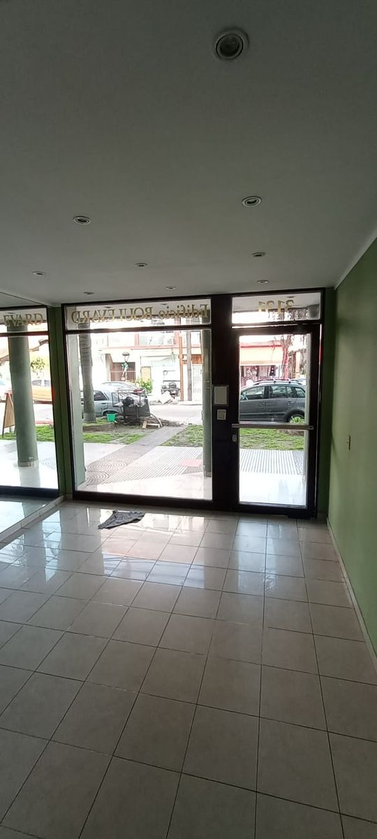 Venta de departamento al frente con cochera en ubicación estratégica - 10