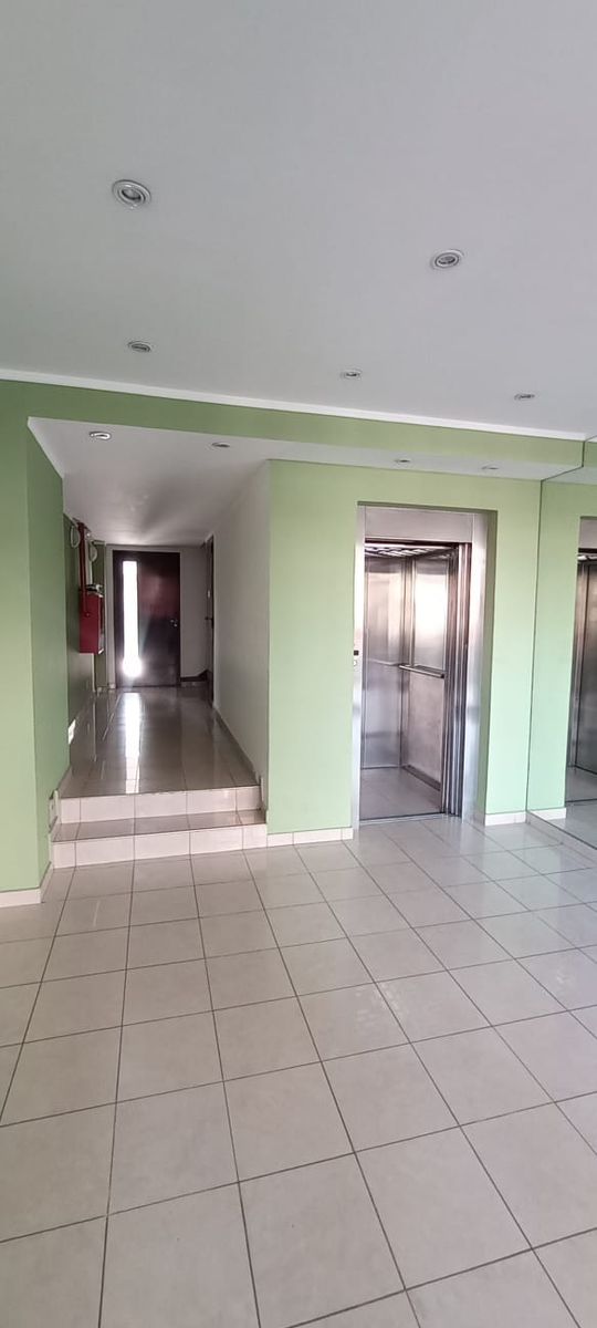 Venta de departamento al frente con cochera en ubicación estratégica - 11