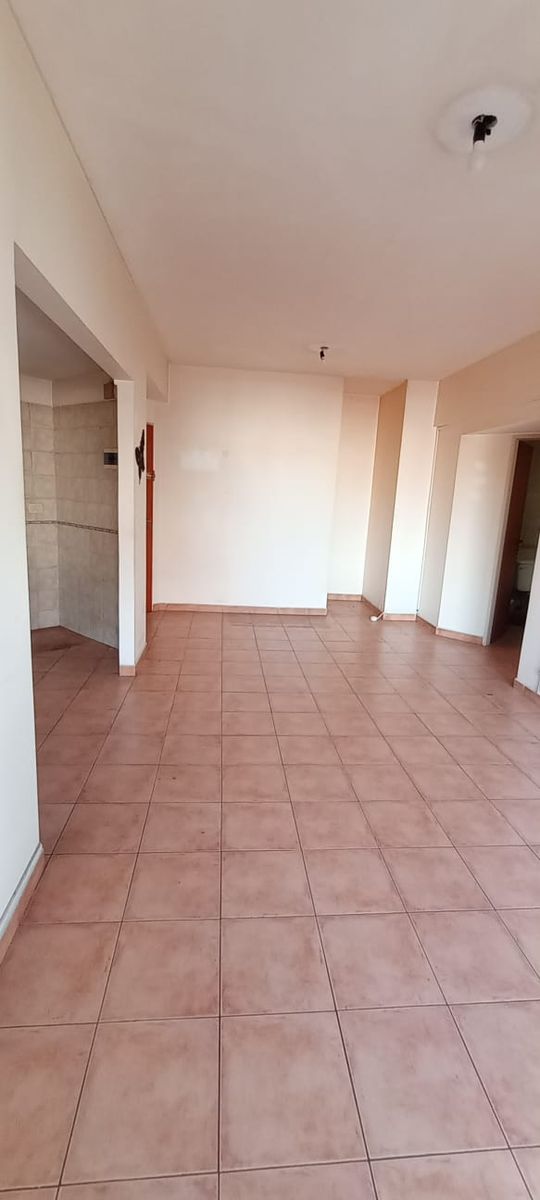 Venta de departamento al frente con cochera en ubicación estratégica - 13