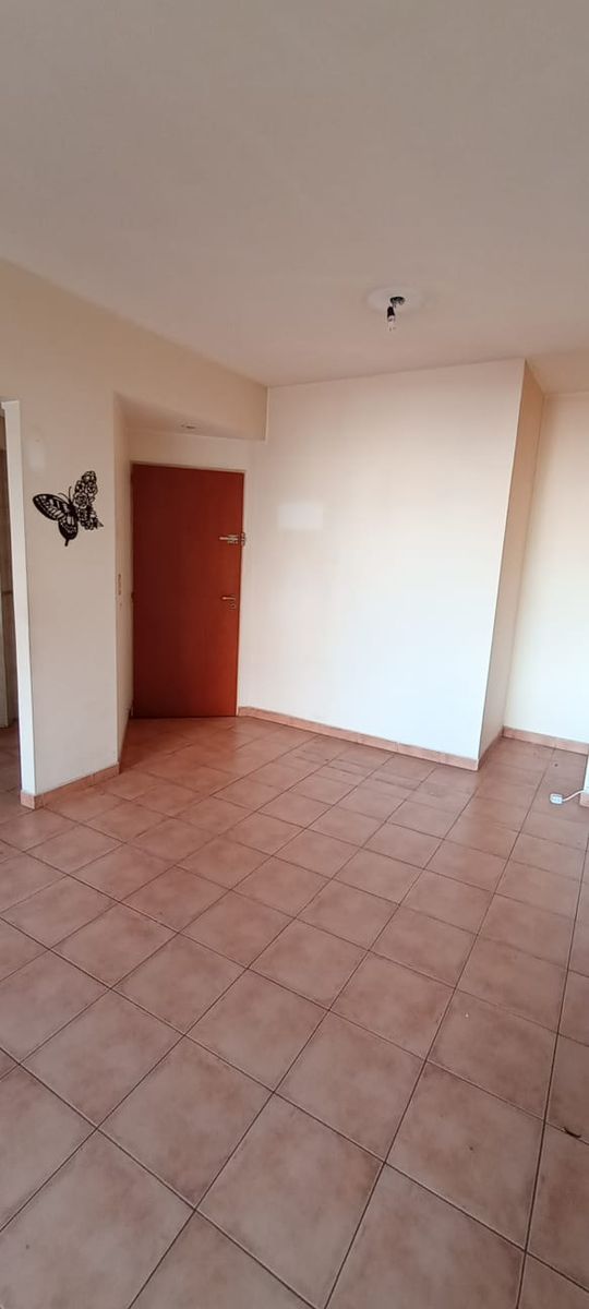 Venta de departamento al frente con cochera en ubicación estratégica - 15