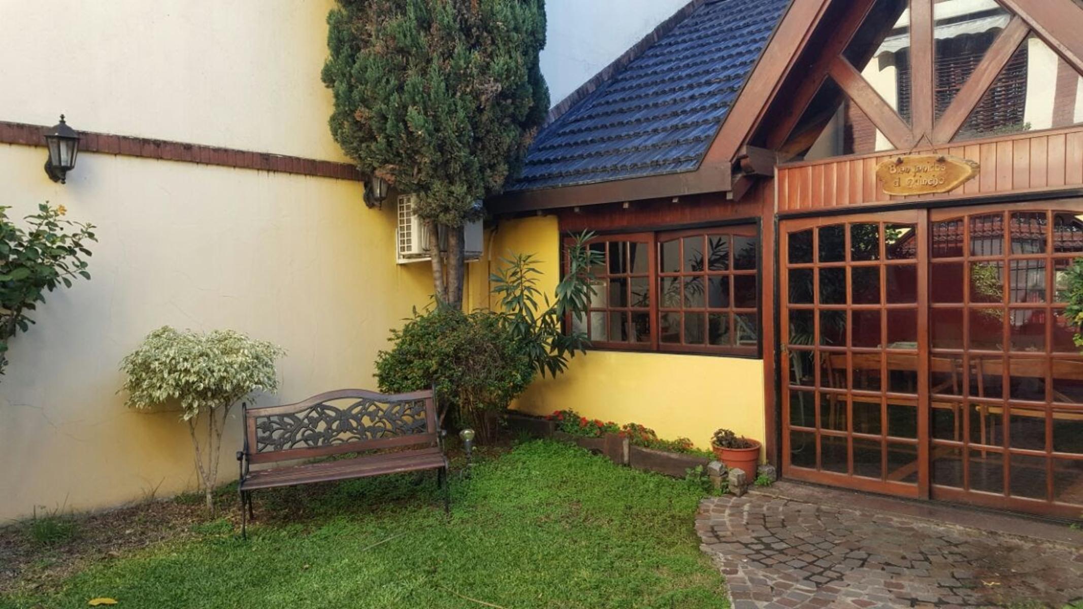 CASA DE 5/6 AMBIENTES CON QUINCHO Y JARDIN , 430 M2