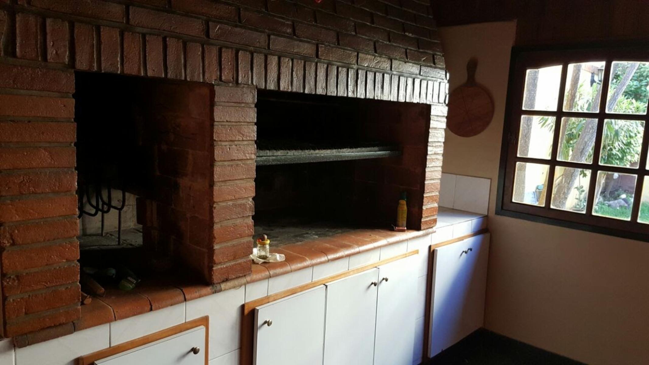 CASA DE 5/6 AMBIENTES CON QUINCHO Y JARDIN , 430 M2 — foto 5
