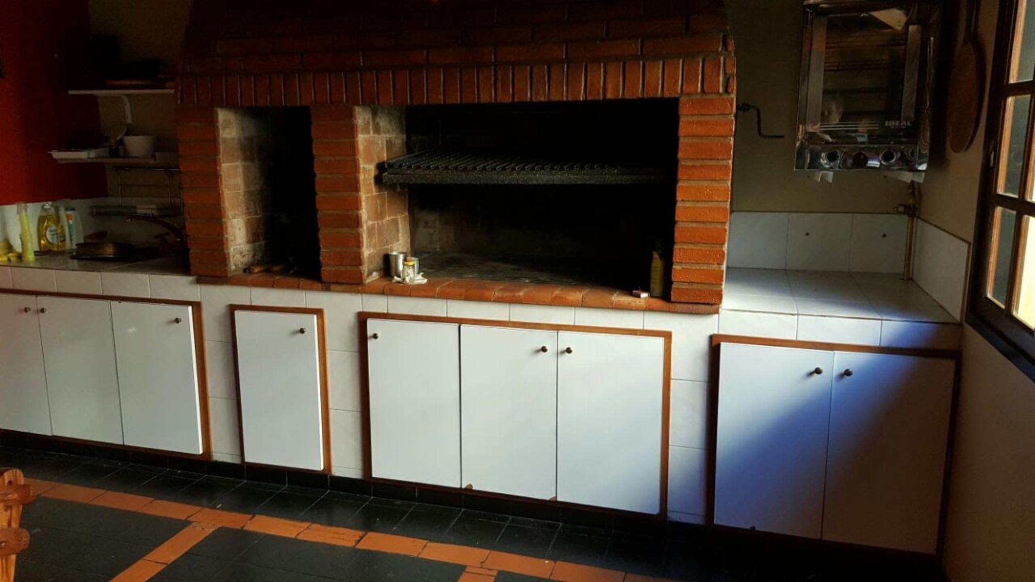 CASA DE 5/6 AMBIENTES CON QUINCHO Y JARDIN , 430 M2 — foto 6