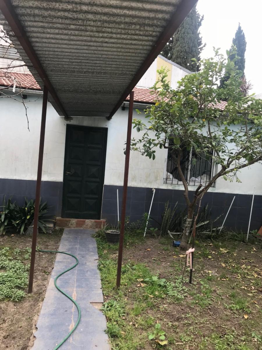 CASA 5 AMBIENTES EN DOS PLANTAS , GARAGE , GALPON , EXCELENTE LOTE PARA CONSTRUIR
