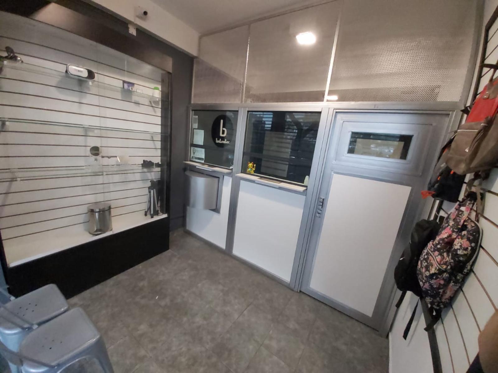 LOCAL EN EXCELENTE ESTADO , CON ESPACIO DE RECEPCION , OFICINA , BAÑO Y SOTANO , APROX 70 M2