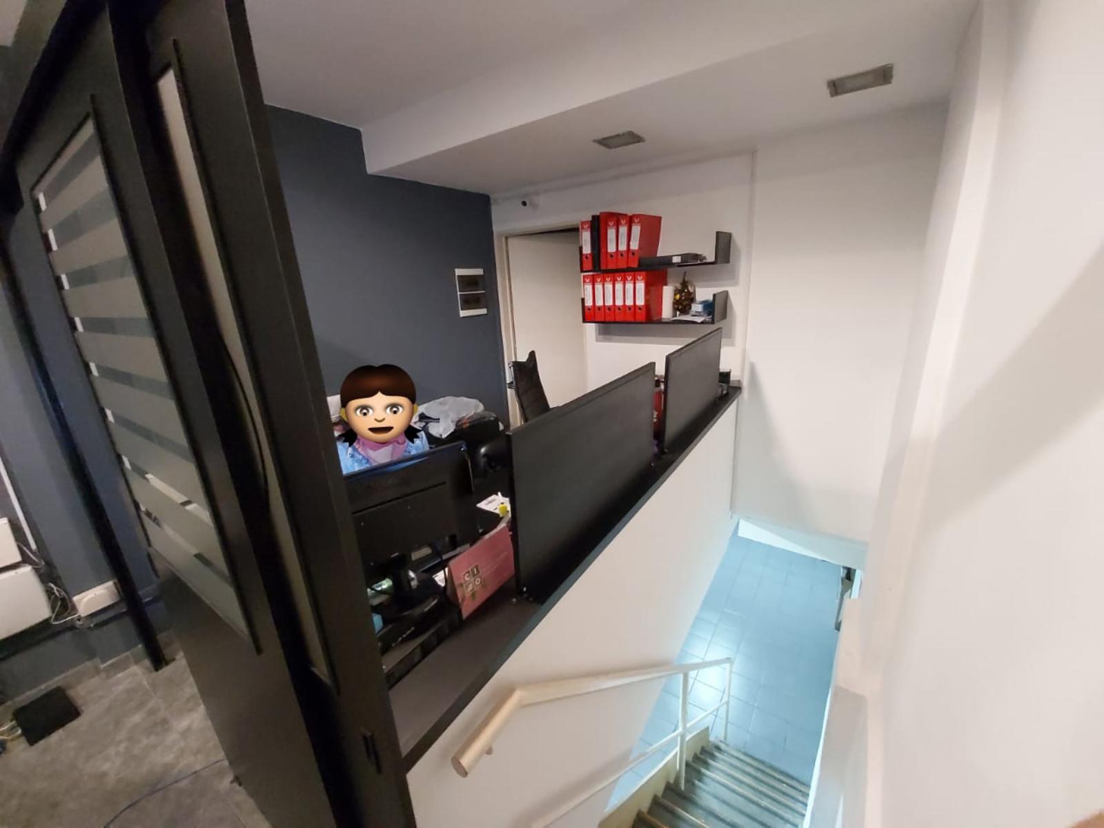 LOCAL EN EXCELENTE ESTADO , CON ESPACIO DE RECEPCION , OFICINA , BAÑO Y SOTANO , APROX 70 M2 — foto 5