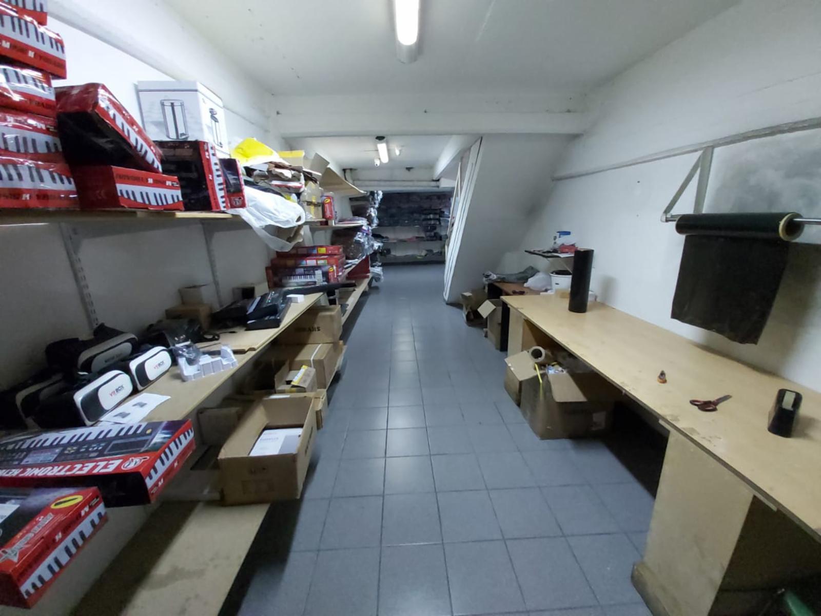 LOCAL EN EXCELENTE ESTADO , CON ESPACIO DE RECEPCION , OFICINA , BAÑO Y SOTANO , APROX 70 M2 — foto 6
