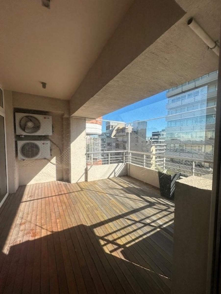 EXCELENTE PISO DE CATEGORÍA 4 AMB, C/ COCHERA , SOBRE EL BVARD RAMÓN L FALCÓN - 12