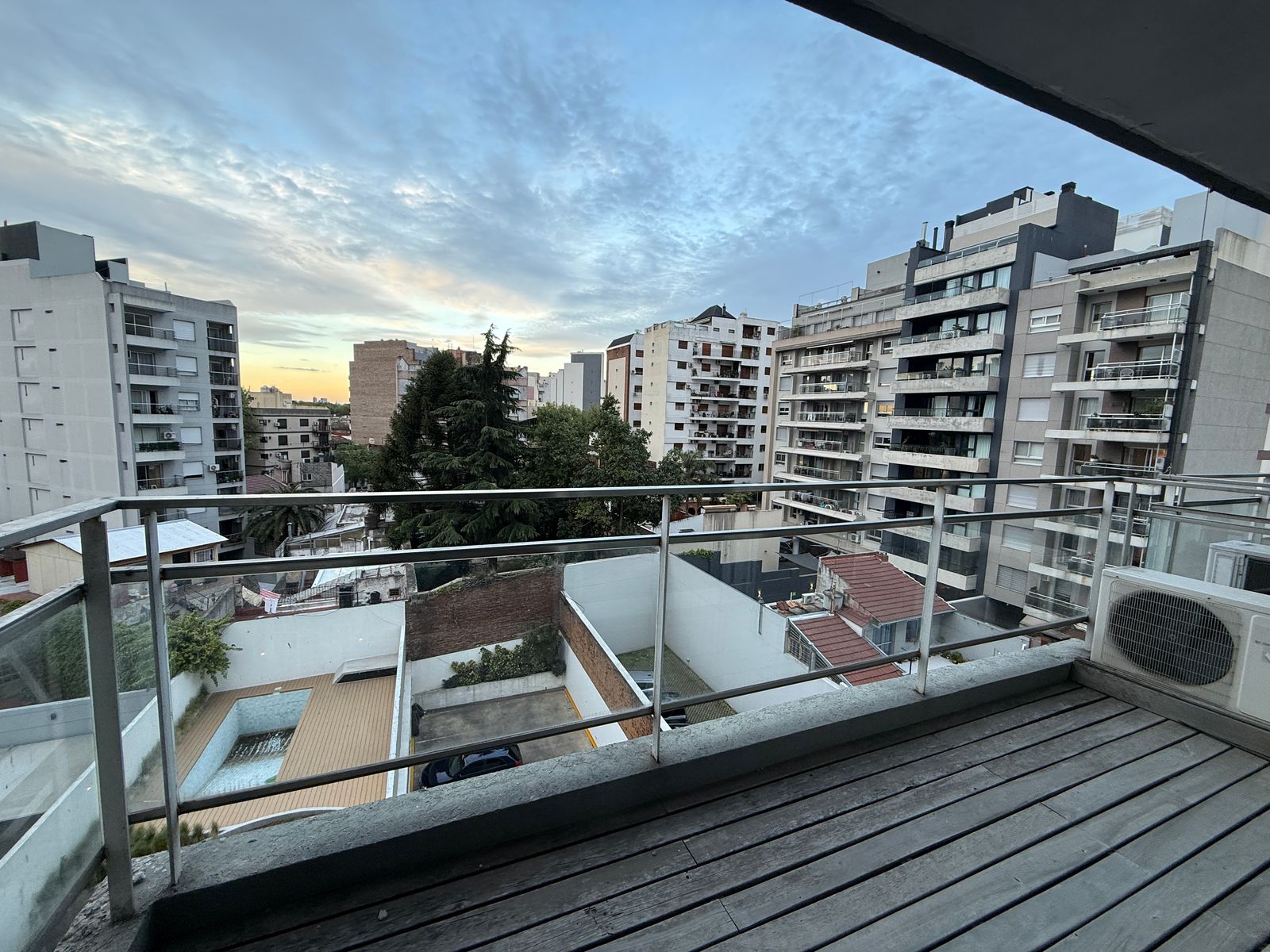 MONOAMBIENTE DIVISIBLE, CON COCHERA Y BAULERA ,BALCÓN CON DECK, SUM, PISCINA, EXCELENTE UBICACIÓN — foto 11