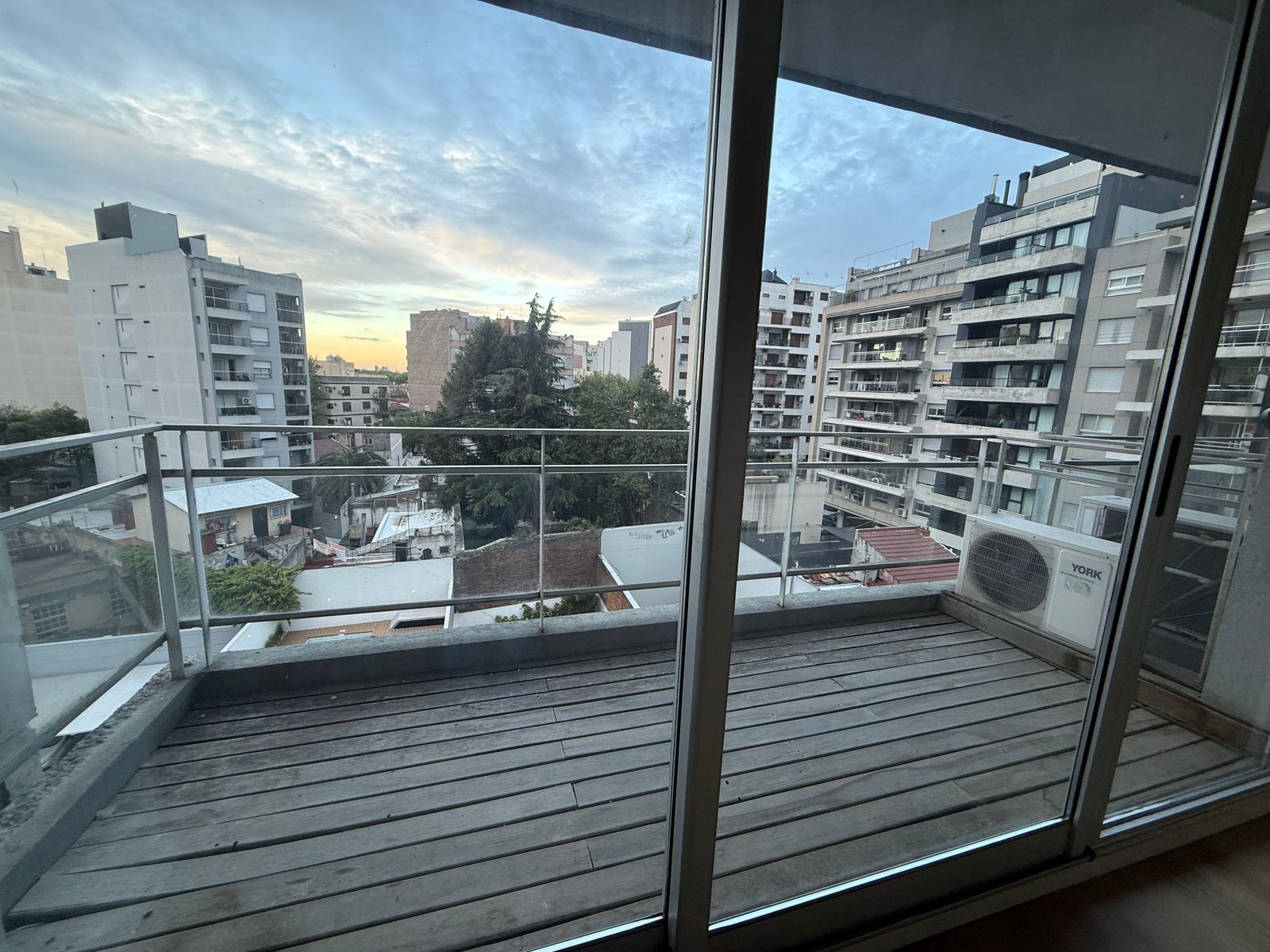 MONOAMBIENTE DIVISIBLE, CON COCHERA Y BAULERA ,BALCÓN CON DECK, SUM, PISCINA, EXCELENTE UBICACIÓN — foto 15