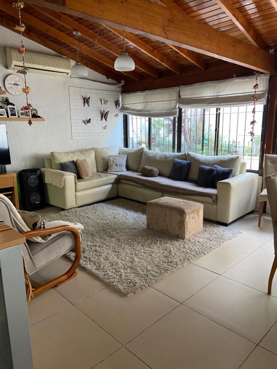 CASA DE 5 AMBIENTES EN BARRIO NAON , LOTE PROPIO, APROX 250 M2