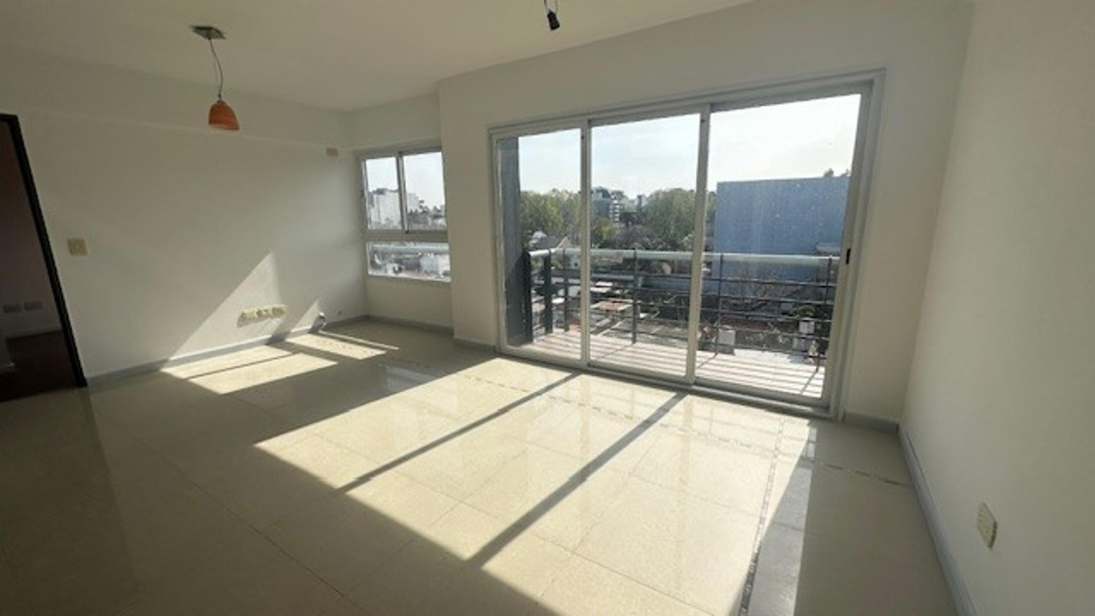 2 ambientes al frente , dos baños y cochera — foto 3