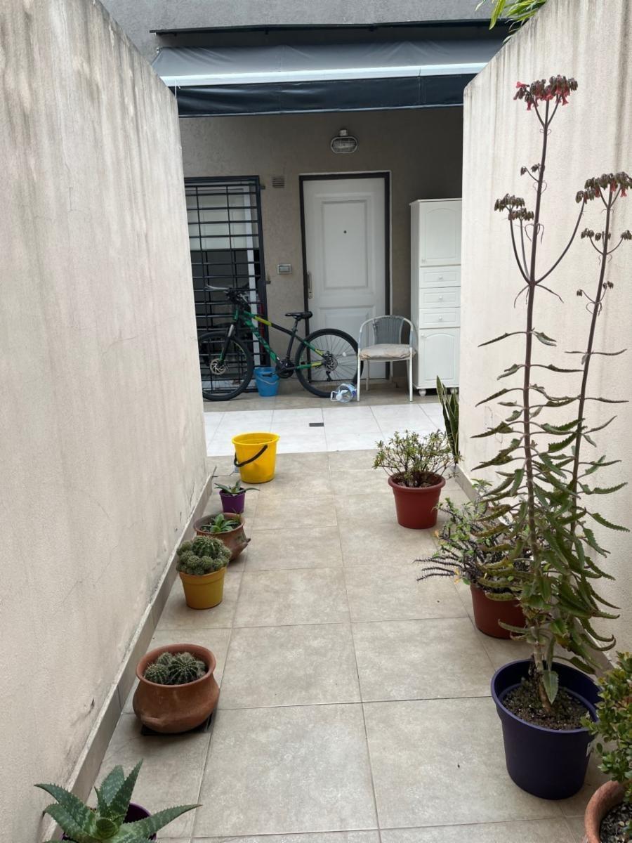 3 AMBIENTES CON PATIO COMPLEJO CON POCAS UNIDADES , APROX 100 M2 TOTALES , EN DOS PLANTAS