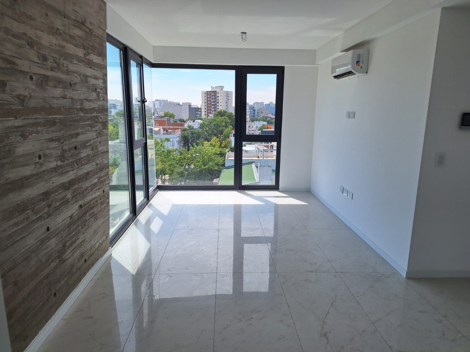 3 AMB CON AMPLIOS BALCONES 73 M2 APROX — foto 3