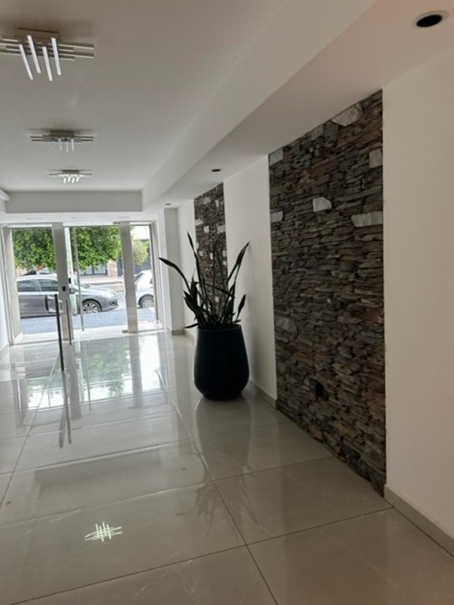4 AMBIENTES CON 2 COCHERAS, COCINA IND, 2 BAÑOS COMPLETOS , PARRILLA — foto 2