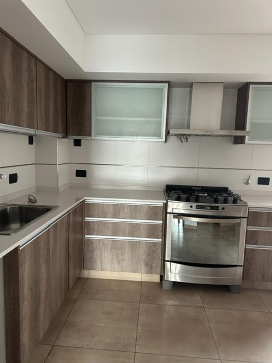 4 AMBIENTES CON 2 COCHERAS, COCINA IND, 2 BAÑOS COMPLETOS , PARRILLA — foto 4