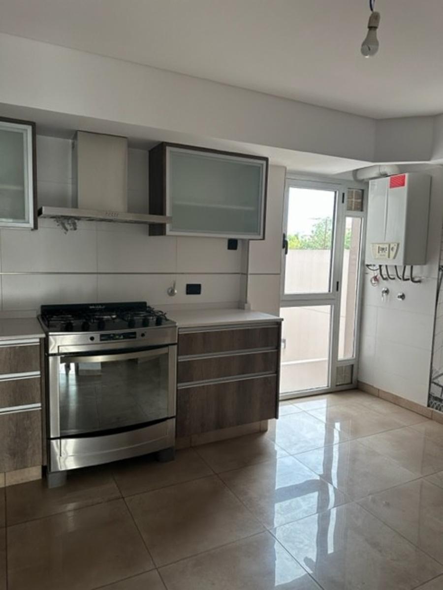 4 AMBIENTES CON 2 COCHERAS, COCINA IND, 2 BAÑOS COMPLETOS , PARRILLA — foto 5