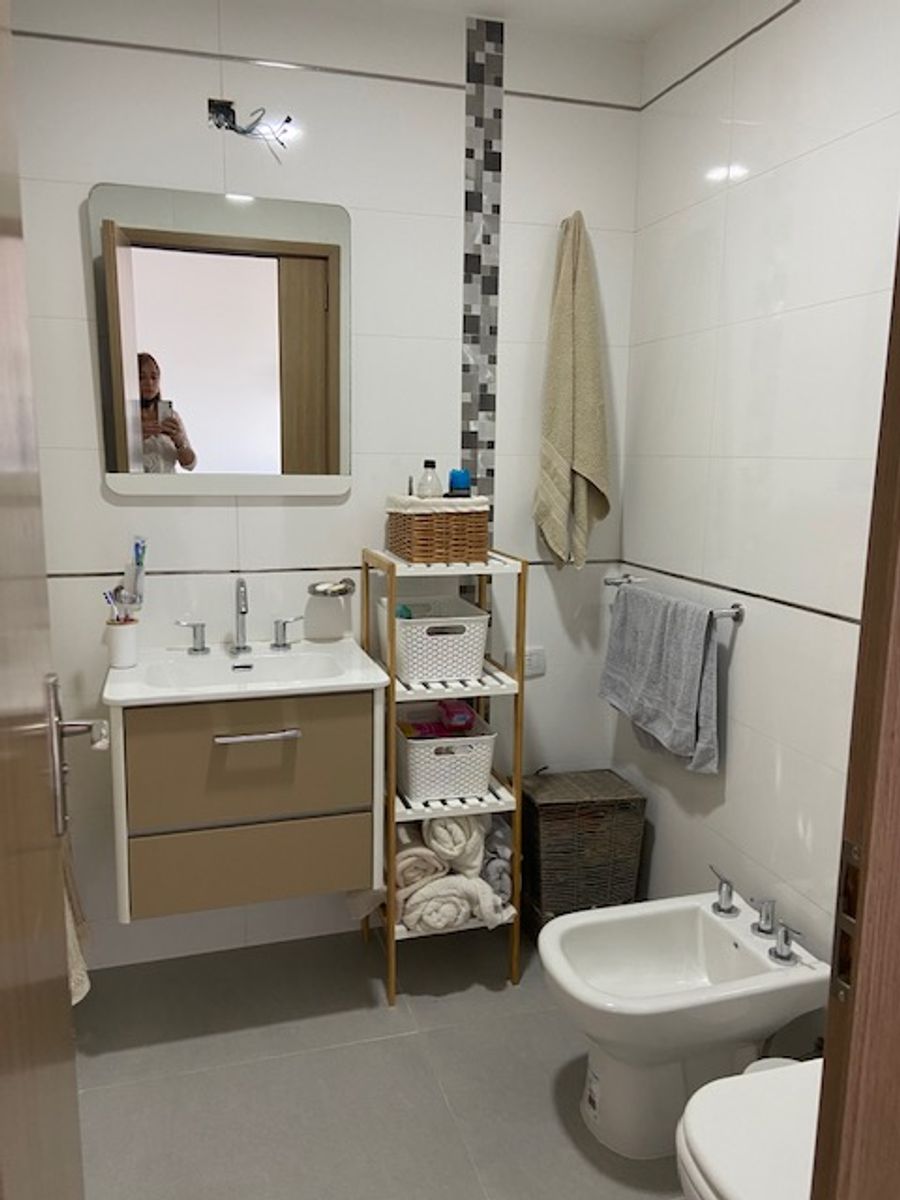 3 AMBIENTES CON 2 BALCONES Y PATIO CON PARRILLA , COCHERA ,SUM YTERRAZASEXC UBICACION Y ESTADO - 4