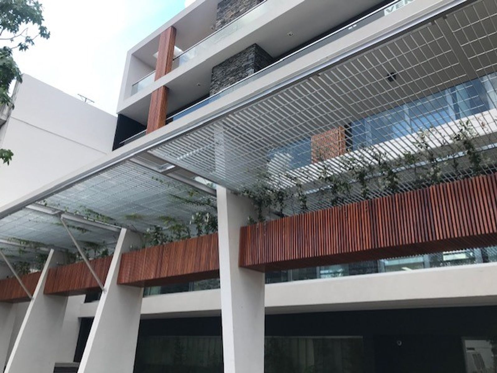 3 AMBIENTES CON 2 BALCONES Y PATIO CON PARRILLA , COCHERA ,SUM YTERRAZASEXC UBICACION Y ESTADO - 7
