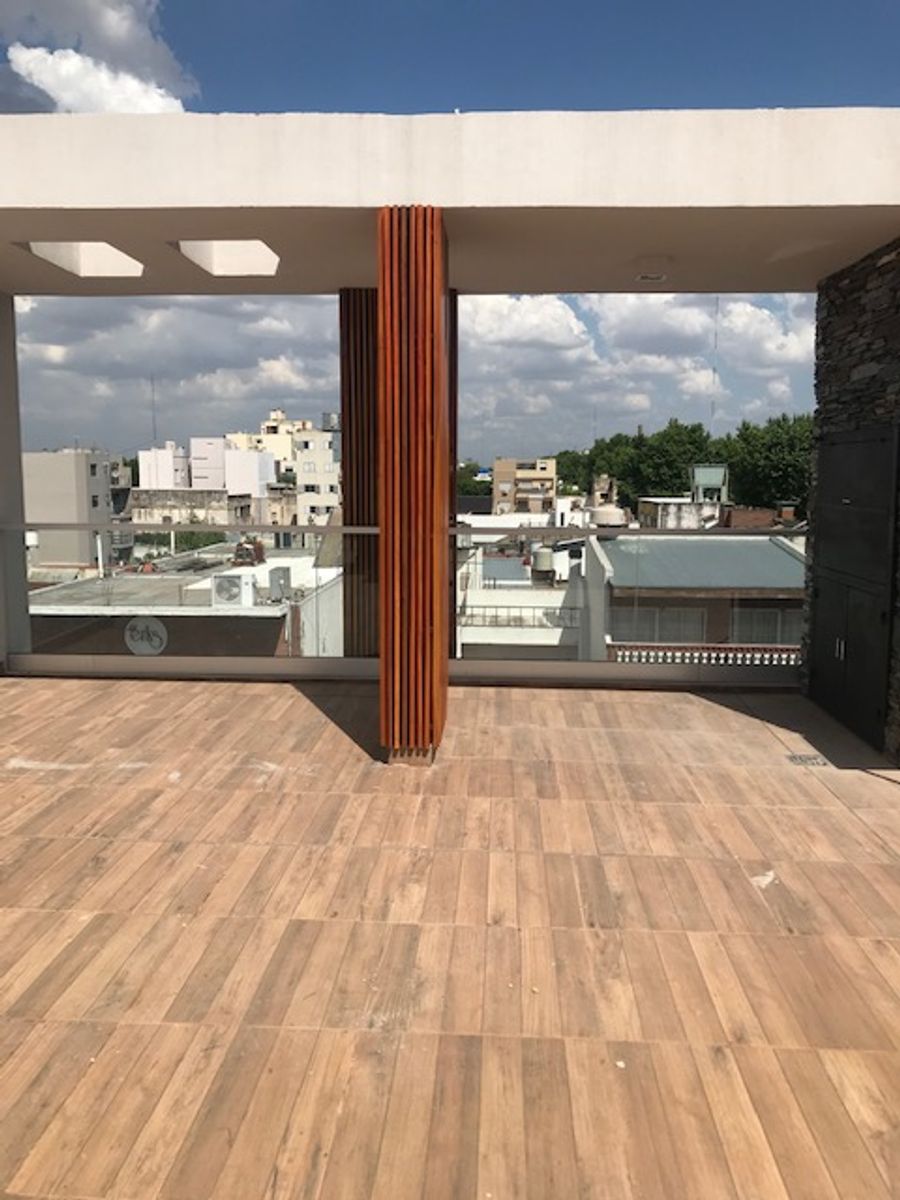3 AMBIENTES CON 2 BALCONES Y PATIO CON PARRILLA , COCHERA ,SUM YTERRAZASEXC UBICACION Y ESTADO - 13
