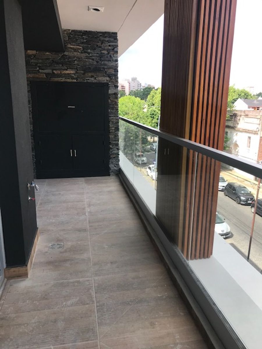 3 AMBIENTES CON 2 BALCONES Y PATIO CON PARRILLA , COCHERA ,SUM YTERRAZASEXC UBICACION Y ESTADO - 17