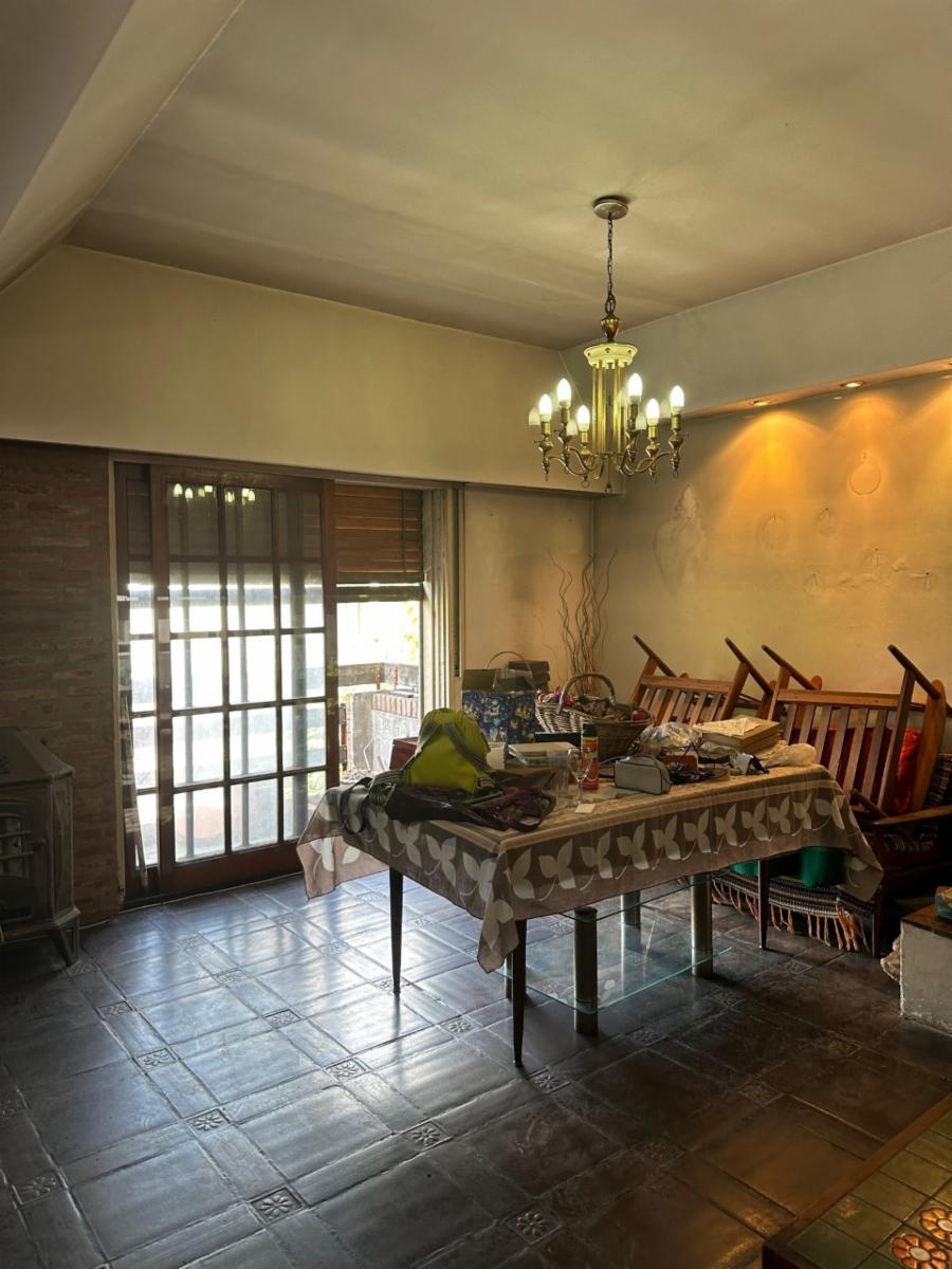 CASA CON LOCAL Y 2 PH , LOTE DE 8.66 X 27 MTS , EXC UBICACION MEDIA CUADRA DE AV ESCALADA