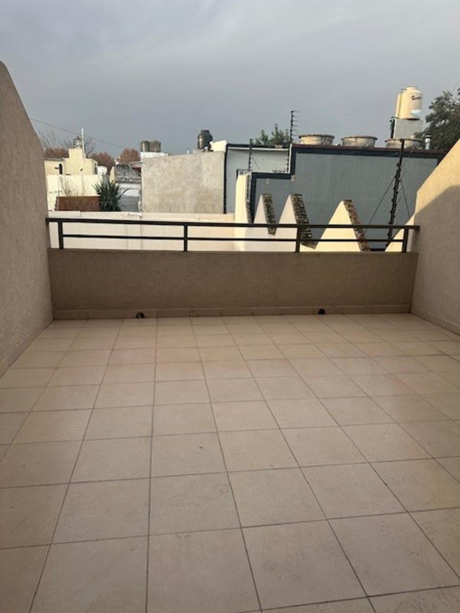 MONOAMBIENTE DIVISIBLE , CON BALCON TERRAZA , BAÑO COMPLETO