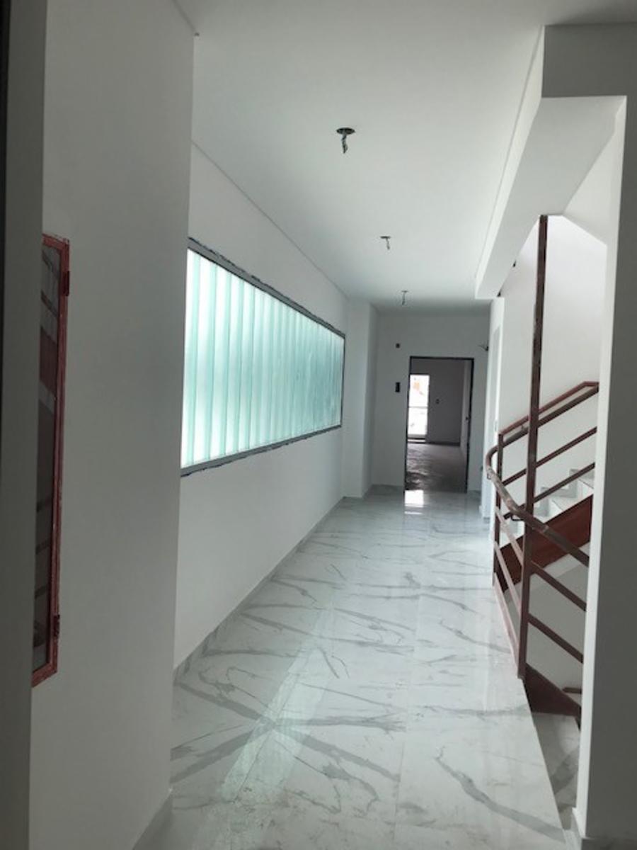 3 AMBIENTES CON COCHERA , DOS BALCONES Y PATIO CON PARRILLA , DOS BAÑOS Y DOS HABITACIONES , LAV IND — foto 5