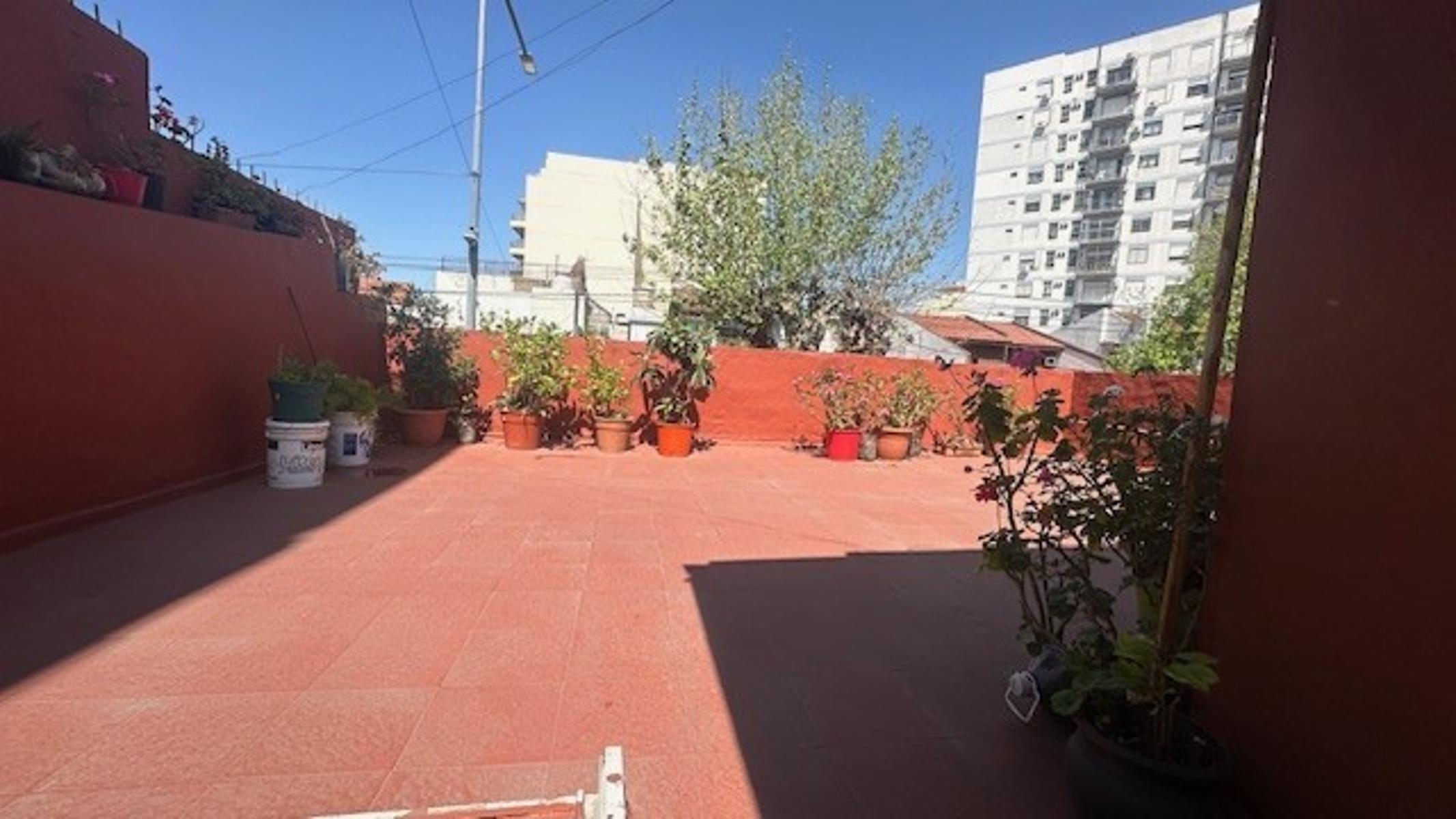 CASA /LOTE SOBRE AV EMILIO CASTRO , GALPON/DEPOSITO EN PLANTA BAJA y PH 3 AMB EN PLANTA ALTA CON TERRAZA