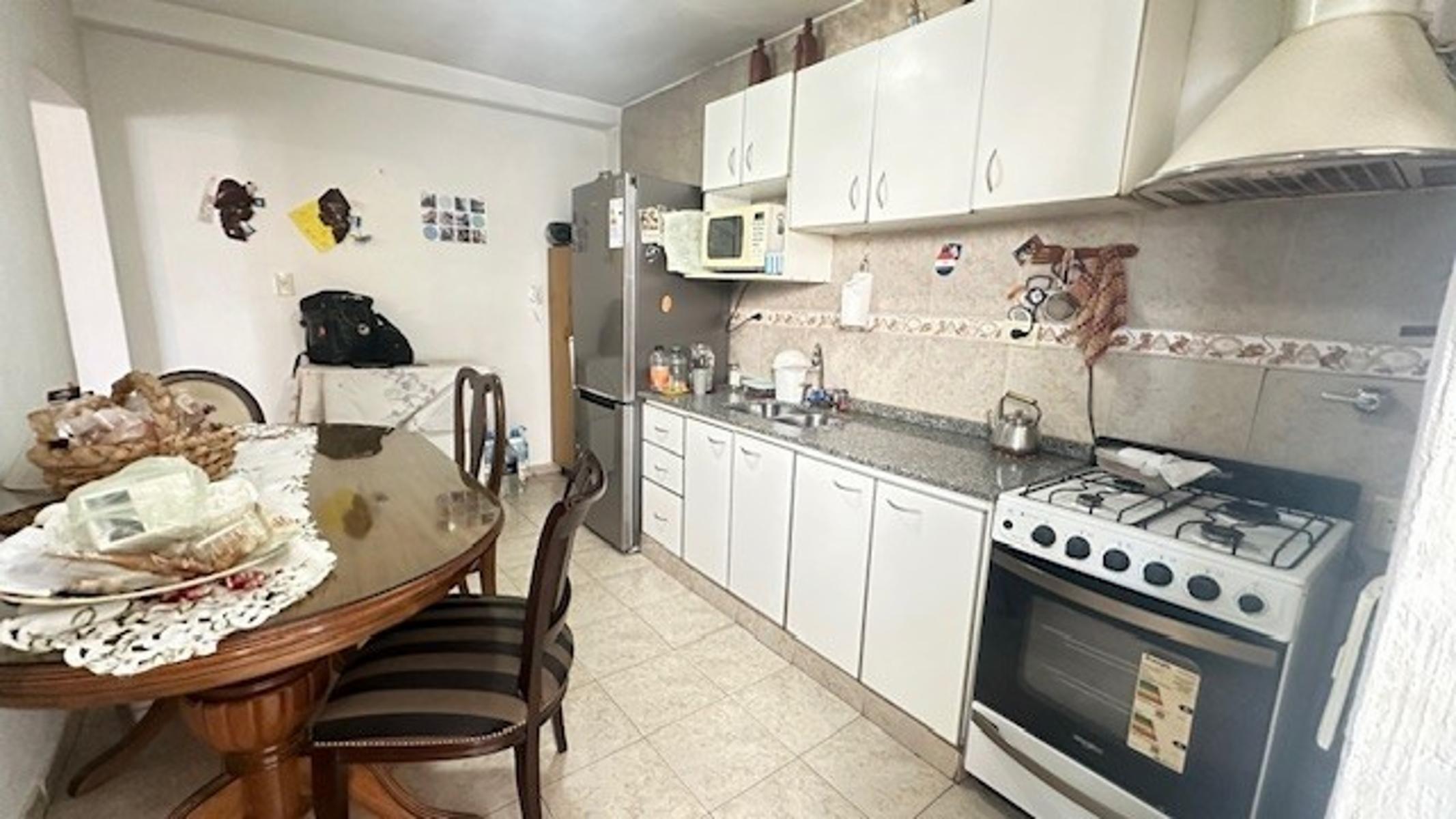 CASA /LOTE SOBRE AV EMILIO CASTRO , GALPON/DEPOSITO EN PLANTA BAJA y PH 3 AMB EN PLANTA ALTA CON TERRAZA — foto 7