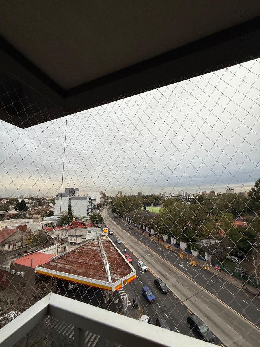 MONOAMBIENTE AL FRENTE, GRAN BALCON, BAÑO CON BAÑERA, COCINA COMPLETA A GAS