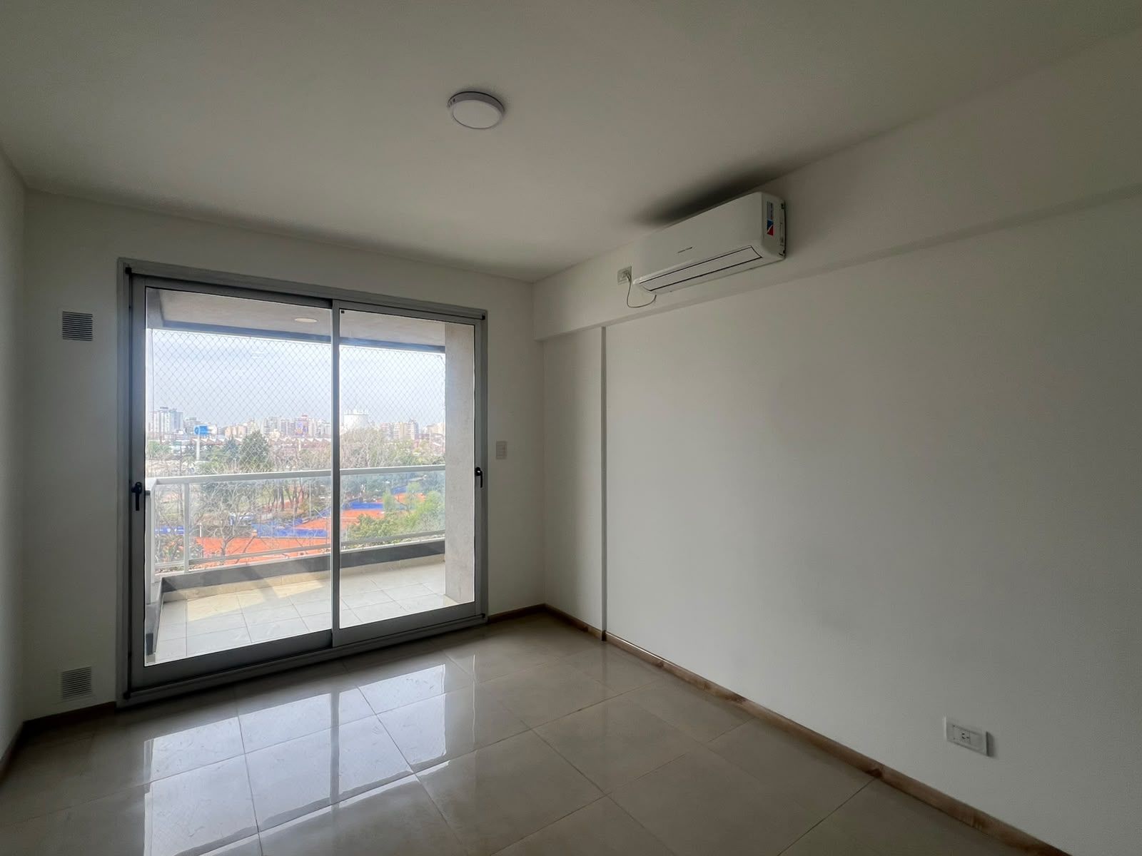 MONOAMBIENTE AL FRENTE, GRAN BALCON, BAÑO CON BAÑERA, COCINA COMPLETA A GAS — foto 9
