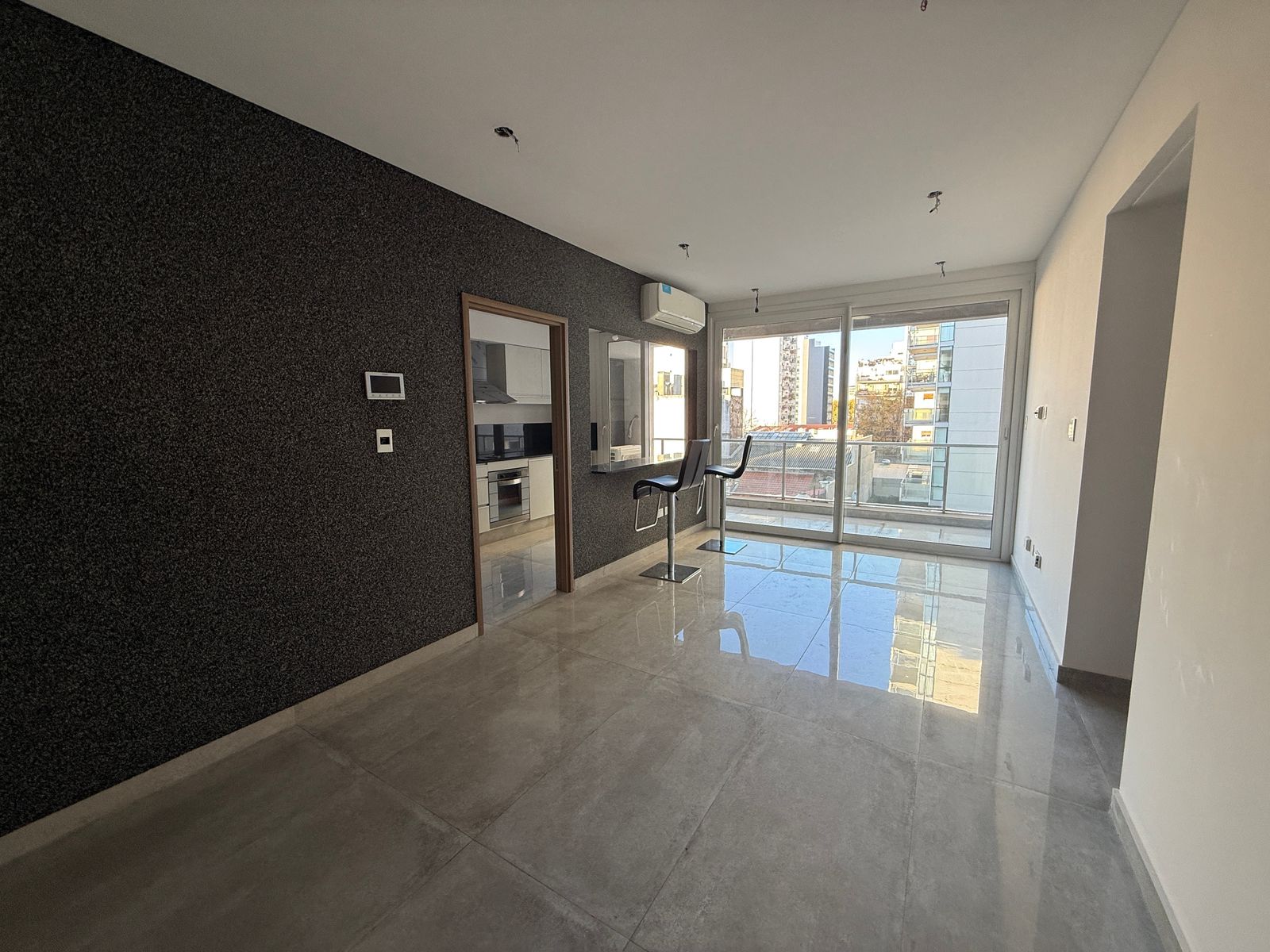 4 ambientes , 3 hab ,3 baños , cocina y lav ind, piscina ,cocheraybaulera OPC