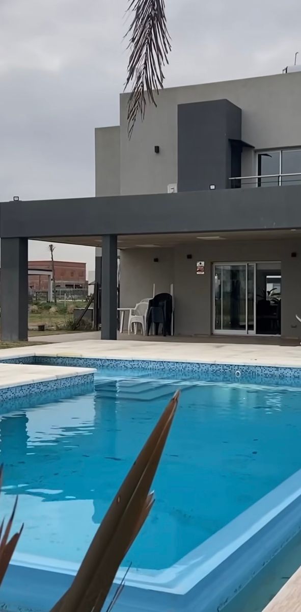CASA 4 AMBIENTES , PISCINA , JARDIN