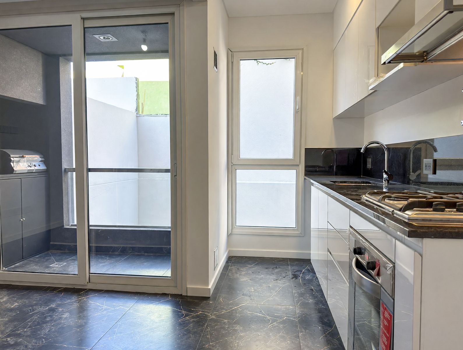 MONOAMBIENTE EN PRIMER PISO , FRENTE Y CONTRAFRENTE. BALCON CON PARRILLA, — foto 4